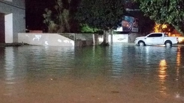 Cruz das Almas: Chuva forte alaga casas, ruas e avenida - cruz-das-almas