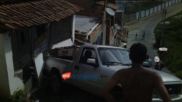 SAJ: Carro bate em casa no Milagroso - saj, noticias