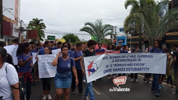 SAJ: Estudantes do Rômulo Almeida realizam manifestação na cidade - saj, destaque