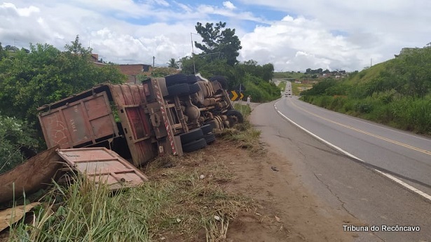 Caminhão de Petrolina tomba em Santo Antônio de Jesus - saj, noticias, transito