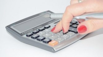 Dívida pública brasileira e impacto da economia no bolso do consumidor.