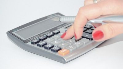Dívida pública brasileira e impacto da economia no bolso do consumidor.