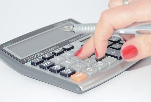 Dívida pública brasileira e impacto da economia no bolso do consumidor.