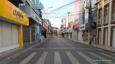 Comércio fechado no centro de Santo Antônio de Jesus durante período de restrições
