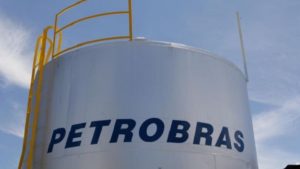 Com nova política da Petrobras, preço da gasolina no país descola do exterior e pressiona estatal por reajuste - economia