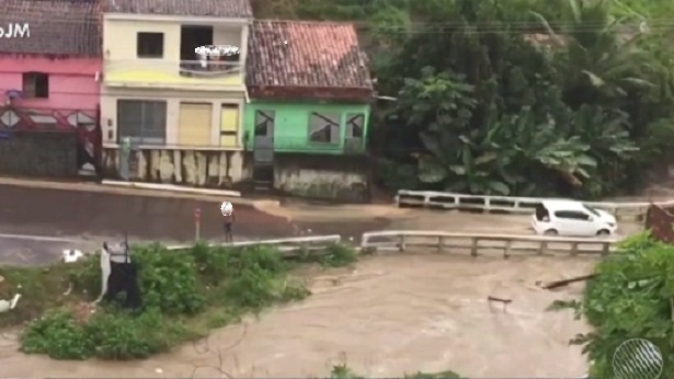 Maragogipe: Ruas ficam alagadas após rio transbordar - maragojipe, destaque