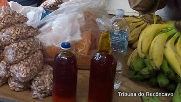 Garrafas de azeite de dendê expostas na feira livre