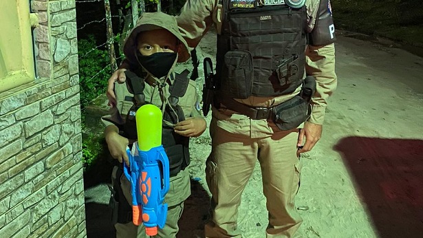 Aratuípe: Policiais presenteiam criança com uniforme infantil - noticias, aratuipe