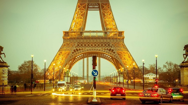 Dupla evacuação em Paris: Torre Eiffel é evacuada após descoberta de bolsa cheia de munição - mundo