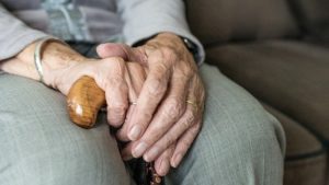 Cuidador é aliado para enfrentar isolamento dos idosos e promover socialização - bahia