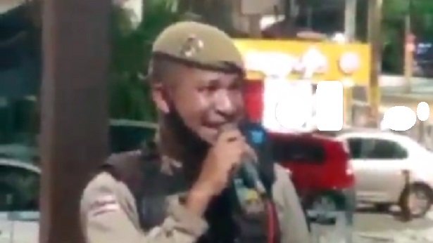 Policial natural de Nazaré viraliza nas redes sociais após ser filmado cantando em bar - nazare, destaque, bahia