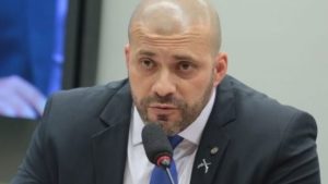 Um dia após ficar sem mandato de deputado, Daniel Silveira é preso - politica