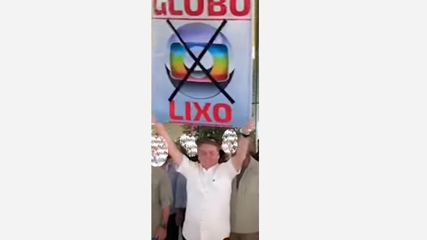 Bolsonaro ergue cartaz escrito ‘Globo lixo’ ao desembarcar no Paraná - politica