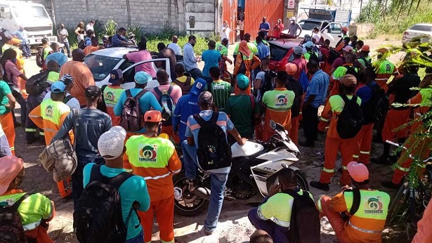 Lauro de Freitas: Trabalhadores de limpeza urbana paralisam atividades por vacinação - lauro-de-freitas, bahia