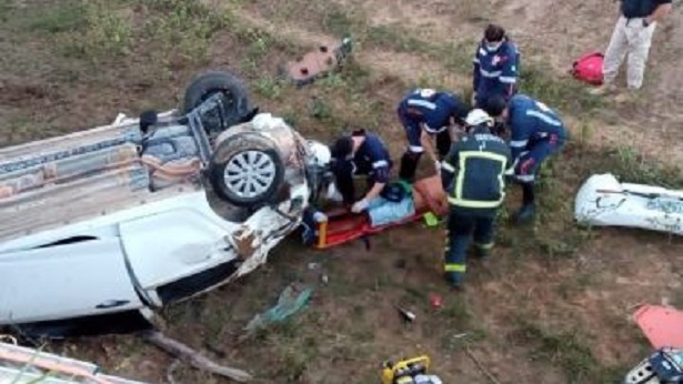 Itamaraju: Após acidente de carro vítima precisa ser removida das ferragens - itamaraju, bahia, transito