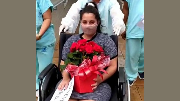 Presidente Tancredo Neves: Mulher é recebida com flores após ser curada da Covid-19 - presidente-tancredo-neves, destaque