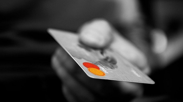 Justiça vai investigar 23 bancos por fraude em cartões de crédito consignado - brasil
