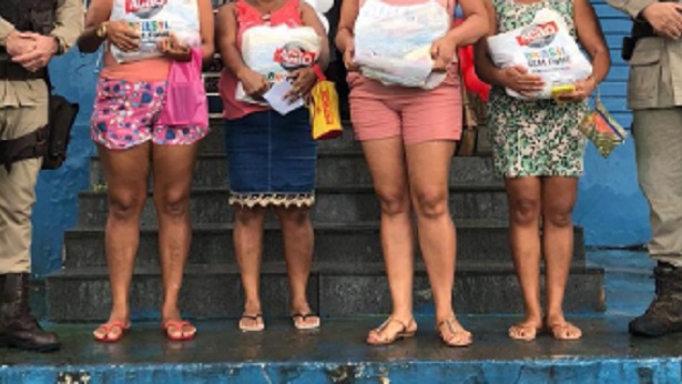 Madre de Deus: PM entrega cestas básicas para famílias vulneráveis - madre-de-deus, bahia