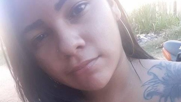 Jovem morre após receber descarga elétrica enquanto usava o celular - transito