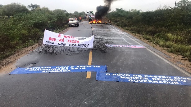 Moradores interditam rodovia entre Castro Alves e Sapeaçu em protesto contra más condições da pista - sapeacu, noticias, destaque, castro-alves