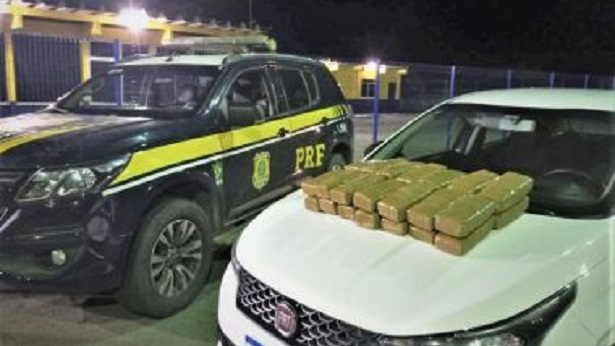 Jaguarari: PRF apreende quase 30kg de maconha escondidos em porta-malas de veículo - jaguarari, bahia