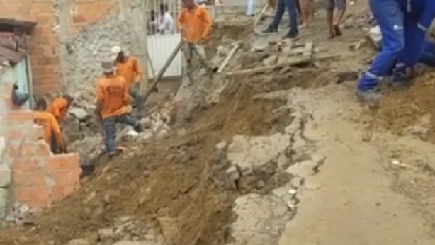 SAJ: Vazamento de água derruba muro de contenção na Marieta Martins - saj, noticias, destaque, bahia