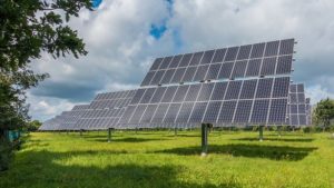 Você sabia que a energia solar pode ser injetada na rede elétrica ou armazenada em baterias para ser consumida depois? - brasil
