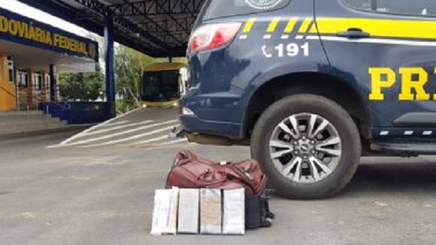 Vitória da Conquista: Passageira é presa com 4 kg de cocaína; jovem levava droga em ônibus - vitoria-da-conquista, policia, bahia