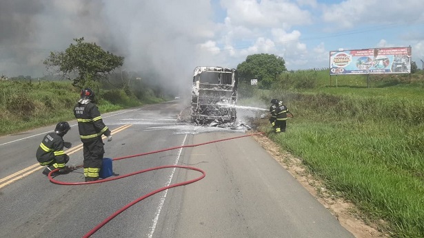 Ônibus pega fogo após acidente na BR-101 entre Governador Mangabeira e Muritiba - muritiba, governador-mangabeira, bahia, transito