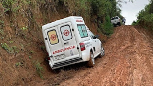 Muritiba: Ambulância fica atolada na ladeira do Gravatá - muritiba, bahia