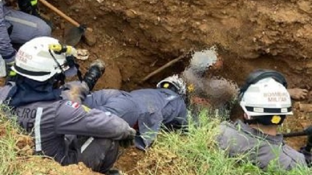 Barreiras: Trabalhador é resgatado após ficar com parte do corpo soterrada em buraco - barreiras, bahia