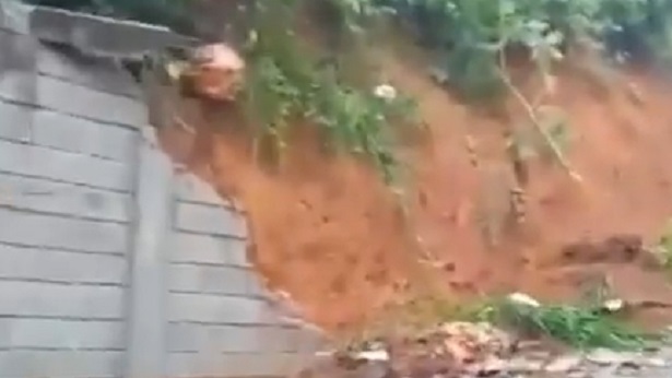 Itacaré: Após fortes chuvas barranco cede e lama invade casas - noticias, itacare, bahia