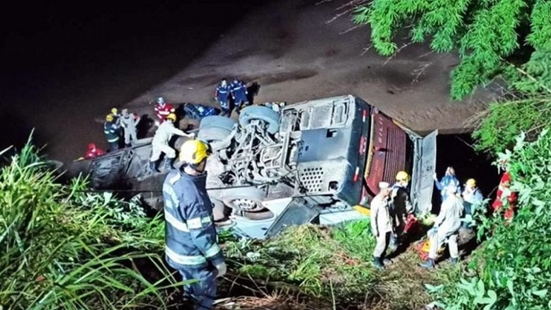 Acidente com ônibus deixa 5 mortos e 40 feridos - transito