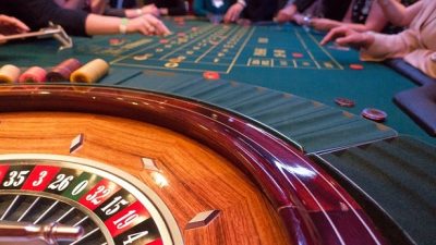 Cassino com fichas de apostas e cartas sobre uma mesa de jogo