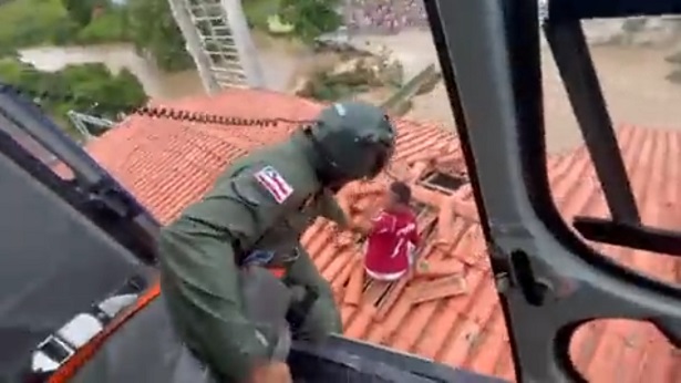 Ubaíra: Aeronaves resgatam 16 pessoas após inundações devido à cheia em rio - ubaira, destaque, bahia