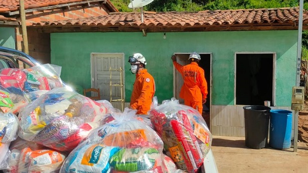 Ubaíra: Bombeiros entregam 200 cestas básicas a famílias - ubaira, bahia