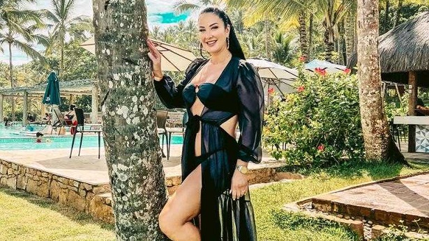 Hellen Ganzarolli curte primeiro dia do ano em Itacaré - celebridade, bahia