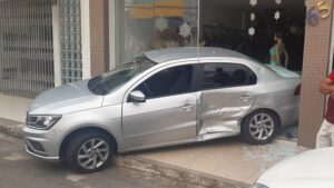 SAJ: Carro vai parar dentro de loja após colisão lateral - saj, noticias, bahia, transito