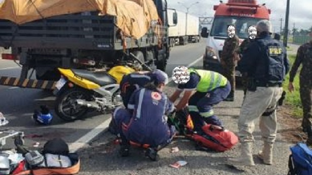 Feira de Santana: Duas pessoas ficam feridas após motocicleta colidir em caminhão do Exército - feira-de-santana, bahia, transito