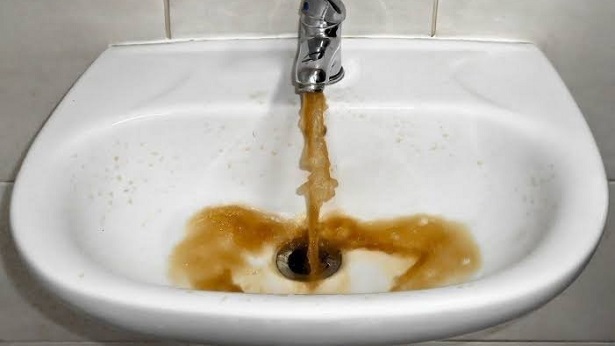 Cruzeiro de Laje: Moradores reclamam de água cor de barro e com cheiro ruim nas torneiras - bahia