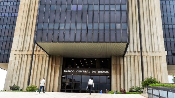 Bancos lucraram 49% a mais em 2021, diz Banco Central - economia