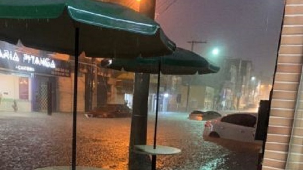 Paulo Afonso: Chuva forte provoca alagamentos; carros são arrastados por enxurrada - paulo-afonso, bahia