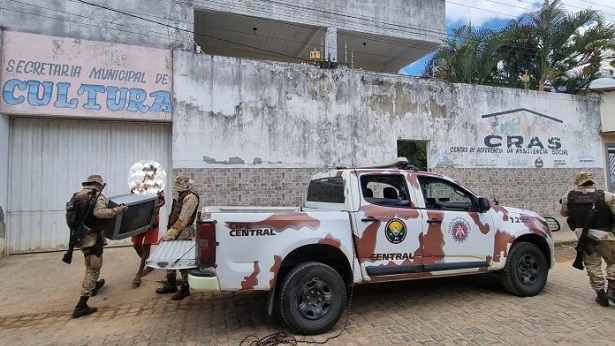 Dário Meira: Polícia Militar leva móveis e eletrodomésticos para famílias - dario-meira, bahia