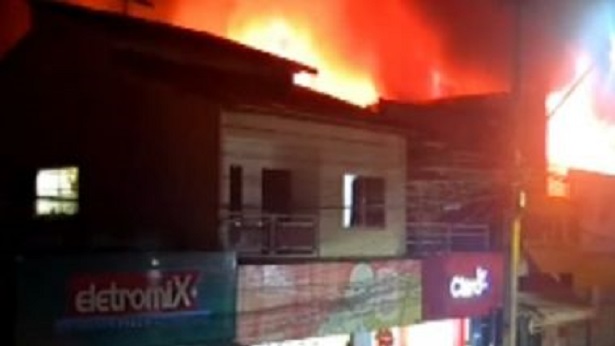 Itabela: Depósito de supermercado pega fogo e teto de local desaba - itabela, destaque, bahia