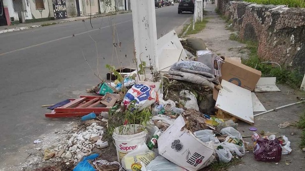 Cruz das Almas: Lixo acumulado em rua que dá acesso a entrada da UFRB causa transtornos - noticias, destaque, cruz-das-almas