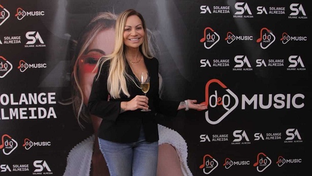 Solange Almeida assina com a D&E Music - celebridade