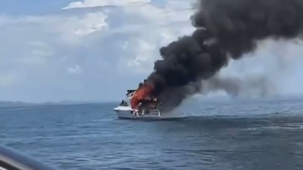 Embarcação pega fogo na Baía de Todos os Santos - bahia, transito