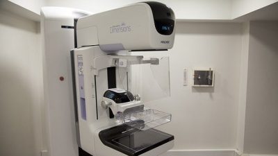 Exame de mamografia realizado para prevenção e diagnóstico precoce do câncer de mama.