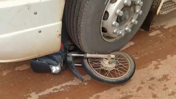 Luís Eduardo Magalhães: Mãe e dois filhos vão parar embaixo de caminhão após batida com moto - destaque, bahia, transito