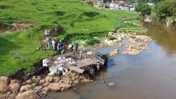 Mutuípe: Caminhão cai no rio Jiquiriçá - mutuipe, destaque